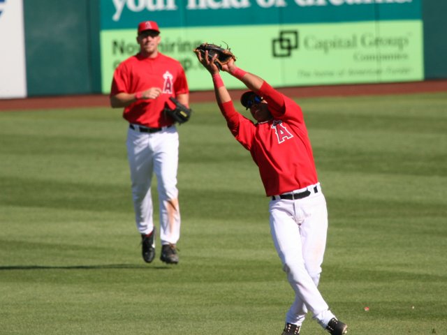 15_erick_aybar_catches_a_pop_fly