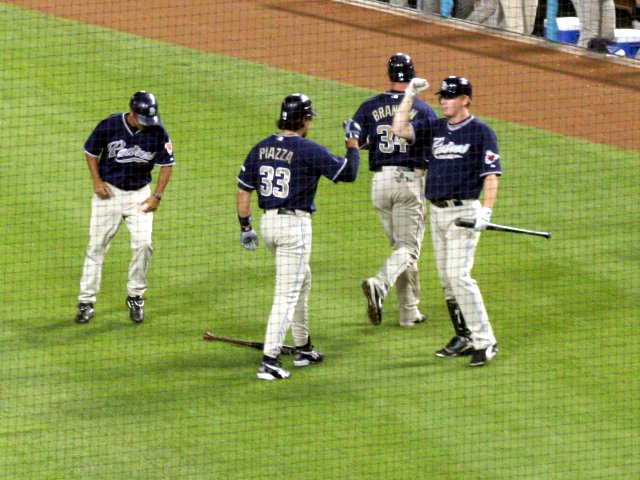 08_padres_high_fives