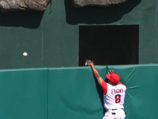 07_figgins_misses_catching_a_home_run